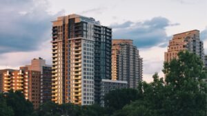 Apartamento na planta atrasado? Veja o que a construtora é obrigada a pagar e o que você não pode deixar passar
